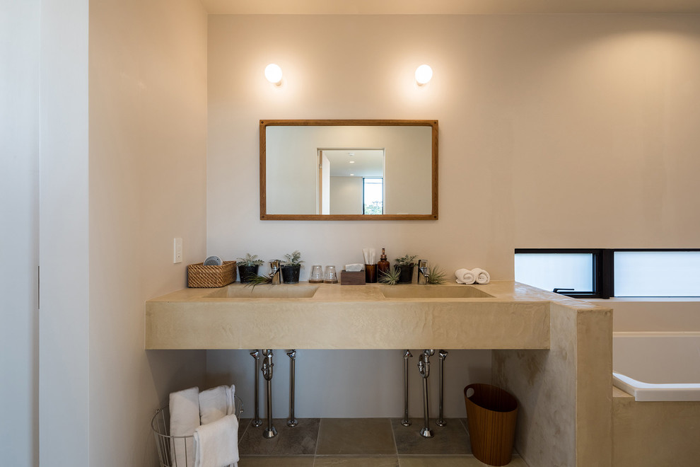 他の地域にあるコンテンポラリースタイルのおしゃれな浴室 (オープンシェルフ、白い壁、テラコッタタイルの床、茶色い床) の写真