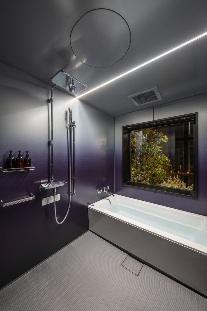 Свежая идея для дизайна: огромная главная ванная комната в современном стиле с гидромассажной ванной, двойным душем, унитазом-моноблоком, синей плиткой, синими стенами, полом из винила, серым полом, душем с распашными дверями и потолком из вагонки - отличное фото интерьера