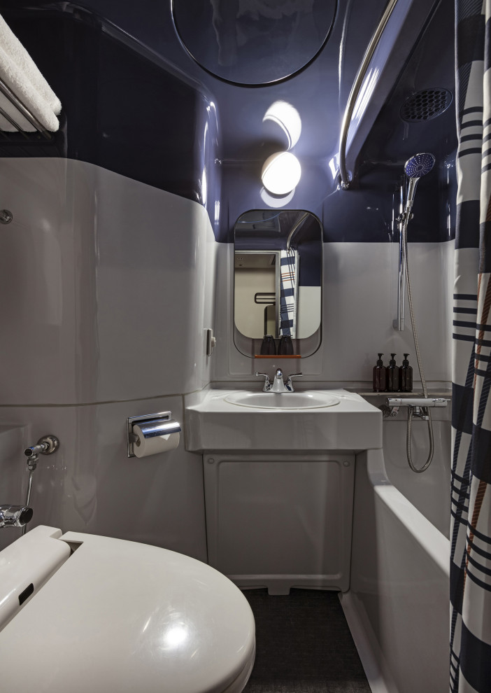 Идея дизайна: огромная главная ванная комната в современном стиле с фасадами с утопленной филенкой, белыми фасадами, ванной в нише, душем над ванной, белой плиткой, белой столешницей, тумбой под одну раковину и встроенной тумбой