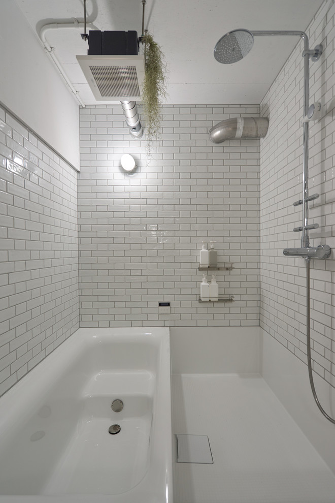 Foto di una stanza da bagno industriale con vasca ad angolo, doccia aperta, piastrelle bianche, pareti bianche e pavimento bianco