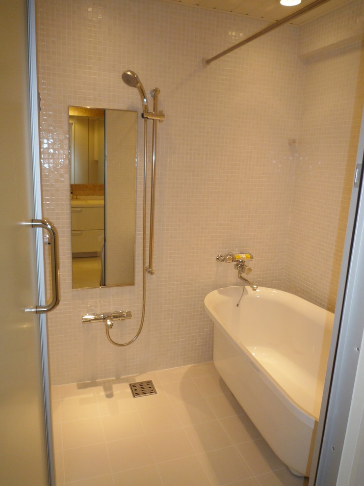 東京23区にあるトランジショナルスタイルのおしゃれな浴室の写真
