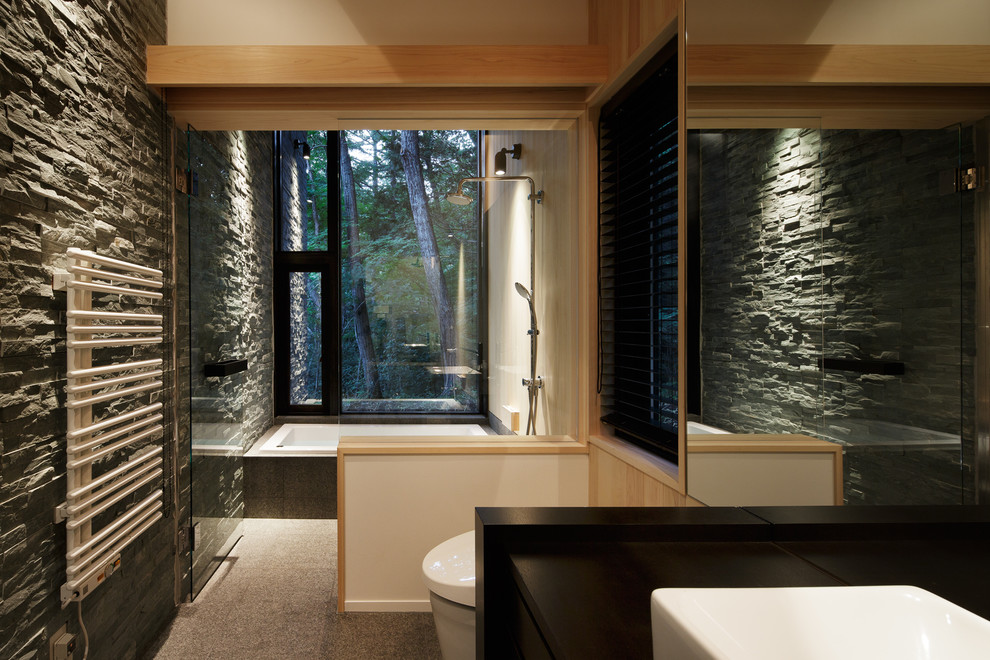 Idée de décoration pour une salle de bain asiatique avec un sol gris.