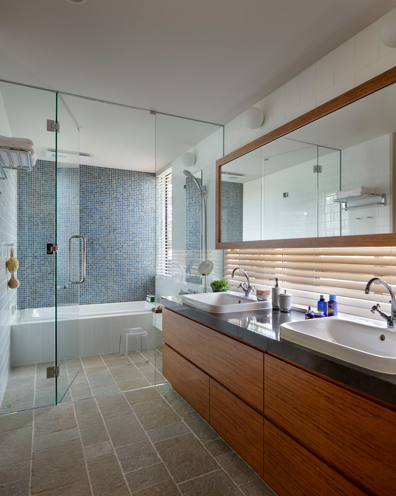 福岡にあるミッドセンチュリースタイルのおしゃれなマスターバスルーム (フラットパネル扉のキャビネット、中間色木目調キャビネット、アルコーブ型浴槽、オーバーカウンターシンク) の写真