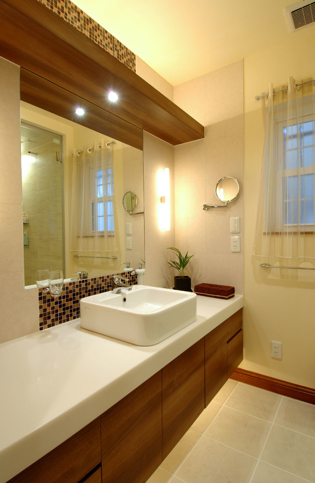 Inspiration pour une salle de bain asiatique en bois brun avec un placard à porte plane, un carrelage marron, un mur beige, une vasque et un sol beige.