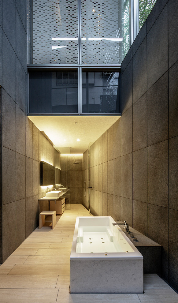 他の地域にあるコンテンポラリースタイルのおしゃれな浴室 (置き型浴槽、グレーの壁、グレーの床) の写真