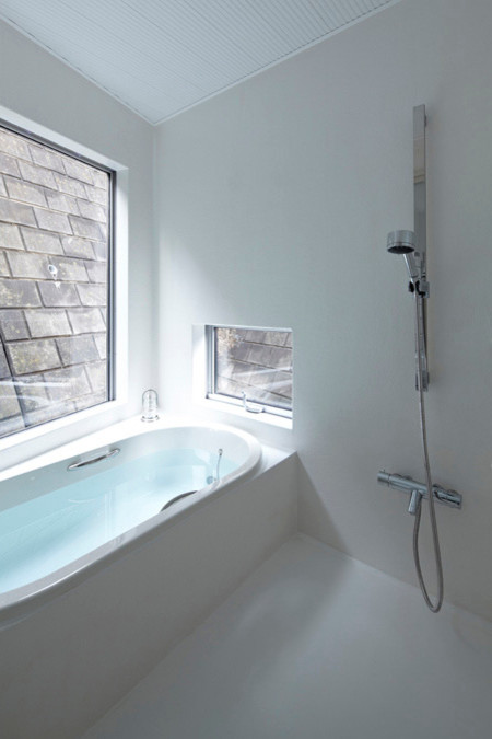 Mittelgroßes Modernes Badezimmer En Suite mit Einbaubadewanne, Eckdusche und weißer Wandfarbe in Yokohama