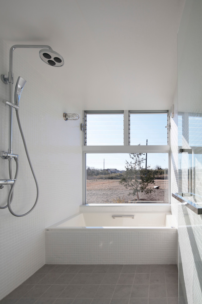 Источник вдохновения для домашнего уюта: главная ванная комната среднего размера в стиле модернизм с ванной в нише, душем без бортиков, белыми стенами, полом из сланца, белой плиткой и керамической плиткой