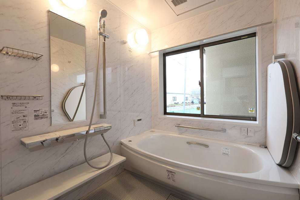 Modelo de cuarto de baño principal de tamaño medio sin sin inodoro con paredes blancas y suelo gris