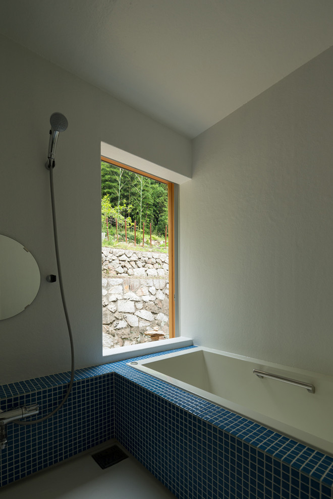 Источник вдохновения для домашнего уюта: главная ванная комната среднего размера в классическом стиле с открытыми фасадами, белыми фасадами, накладной ванной, душевой комнатой, раздельным унитазом, синей плиткой, плиткой мозаикой, белыми стенами, монолитной раковиной, столешницей из искусственного камня, серым полом, душем с распашными дверями, белой столешницей, тумбой под одну раковину, встроенной тумбой и потолком из вагонки
