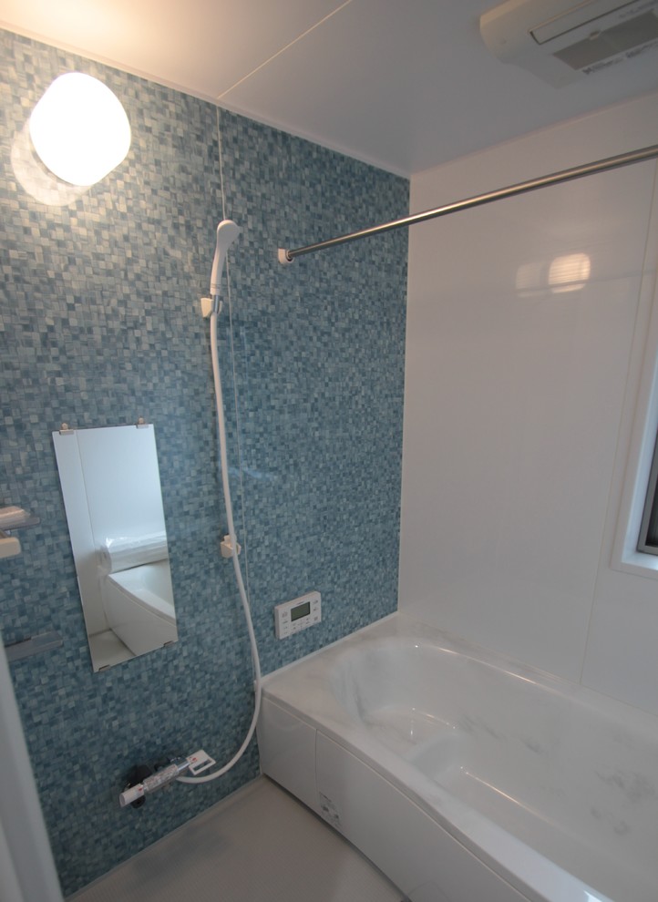 Idéer för ett maritimt en-suite badrum, med ett undermonterat badkar, en dusch i en alkov, blå väggar och vitt golv
