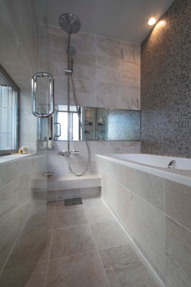 Imagen de cuarto de baño principal y único moderno con bañera japonesa, baldosas y/o azulejos beige, baldosas y/o azulejos de porcelana, paredes beige, suelo de baldosas de porcelana y suelo beige