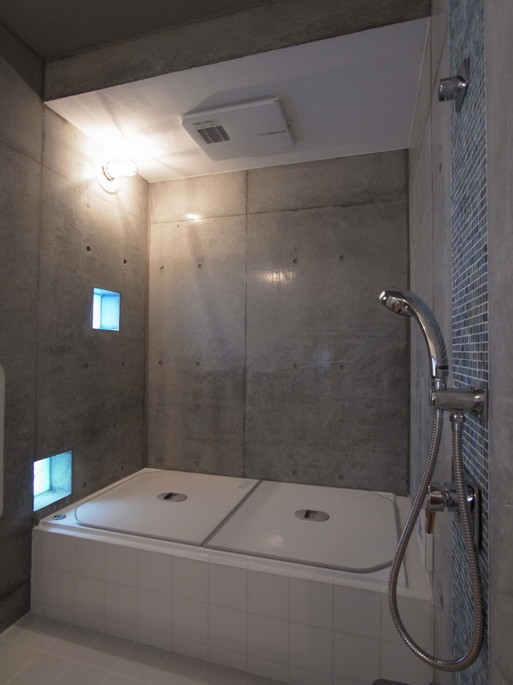 Ispirazione per una stanza da bagno padronale moderna con WC a due pezzi, piastrelle blu, piastrelle di vetro, pavimento con piastrelle in ceramica e pavimento bianco