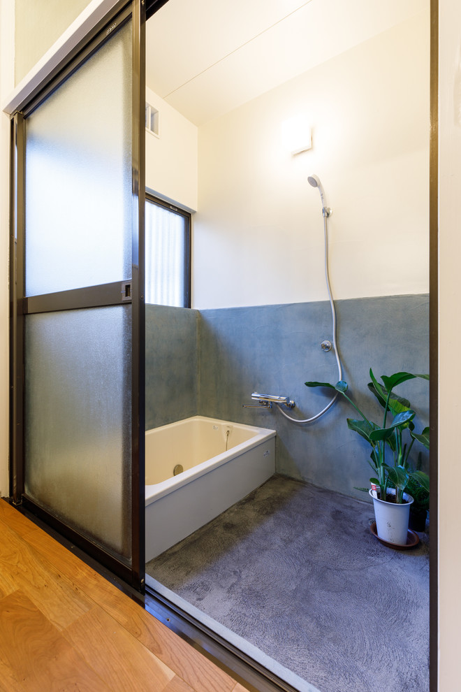 他の地域にある小さなモダンスタイルのおしゃれなマスターバスルーム (引戸のシャワー、和式浴槽、グレーの壁) の写真