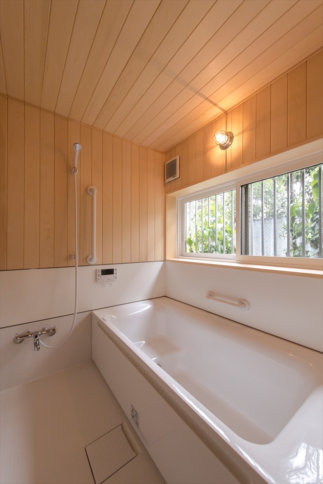 東京23区にあるアジアンスタイルのおしゃれな浴室 (コーナー型浴槽、オープン型シャワー、茶色い壁、白い床、オープンシャワー) の写真