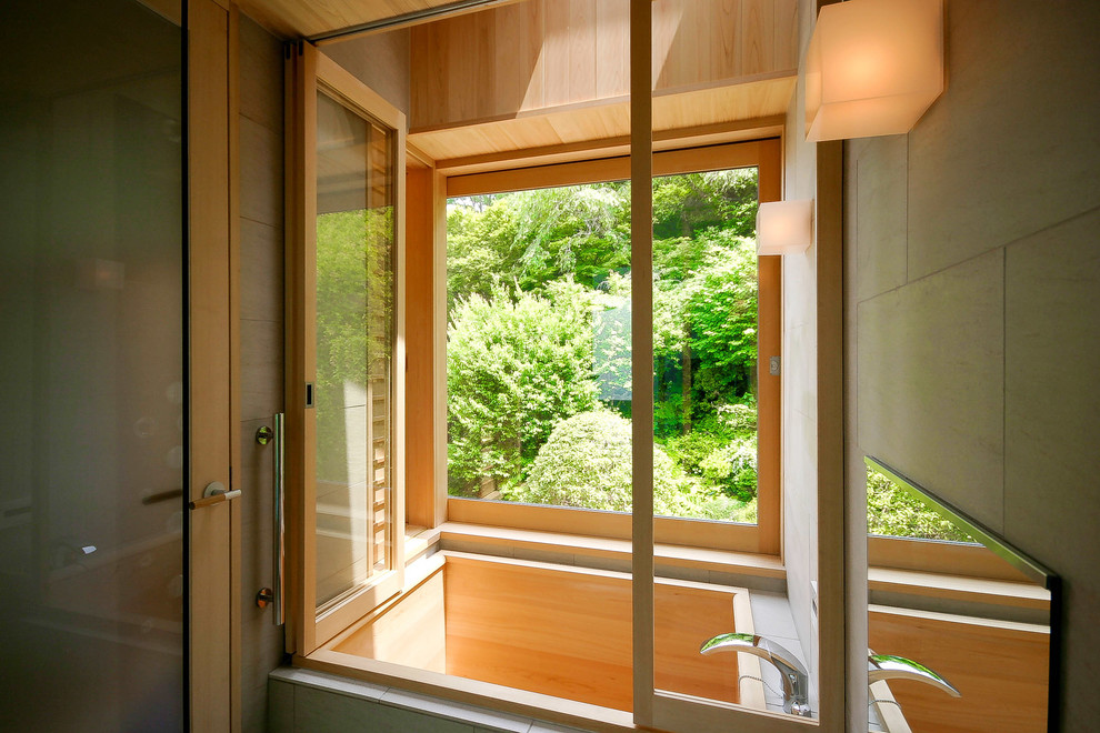 Foto de cuarto de baño principal de estilo zen extra grande con puertas de armario de madera clara, baldosas y/o azulejos beige, encimera de madera y encimeras beige
