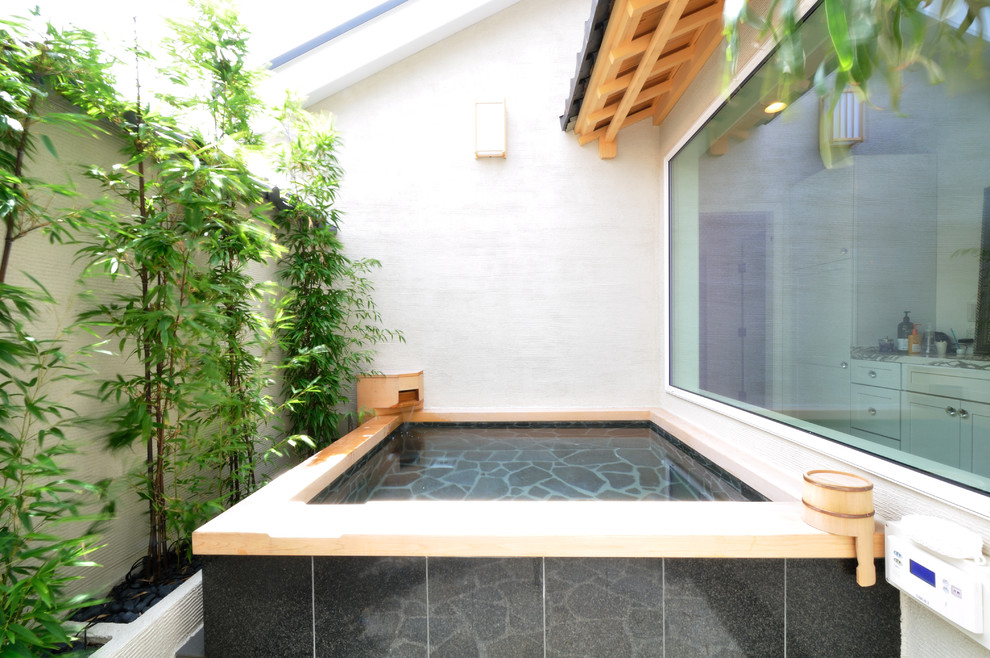 Стильный дизайн: большая главная ванная комната в восточном стиле с японской ванной и белыми стенами - последний тренд