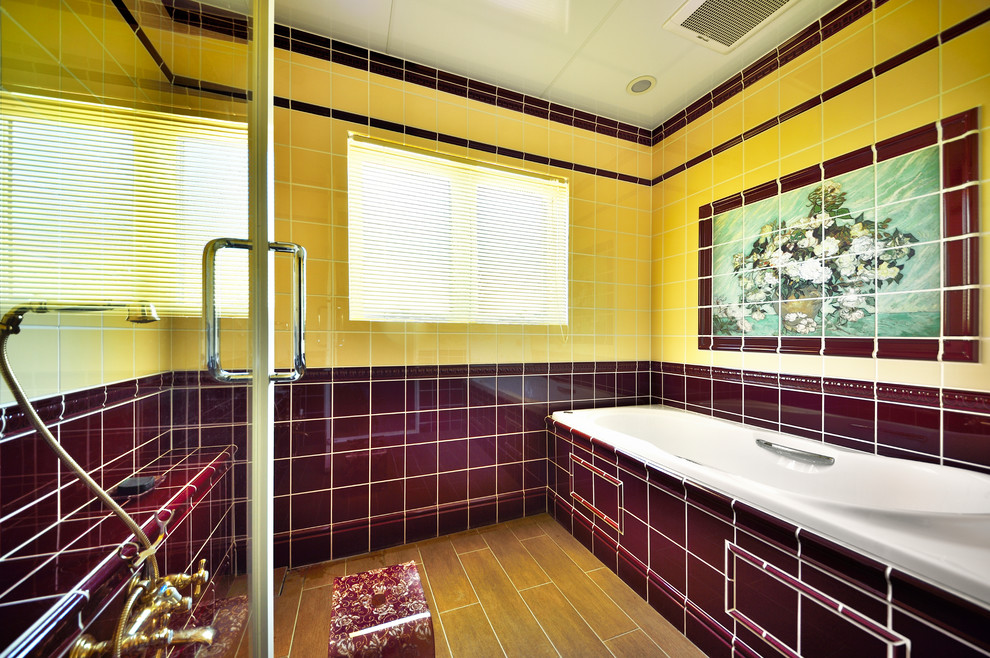 Imagen de cuarto de baño clásico con bañera esquinera, ducha abierta, suelo marrón y ducha abierta