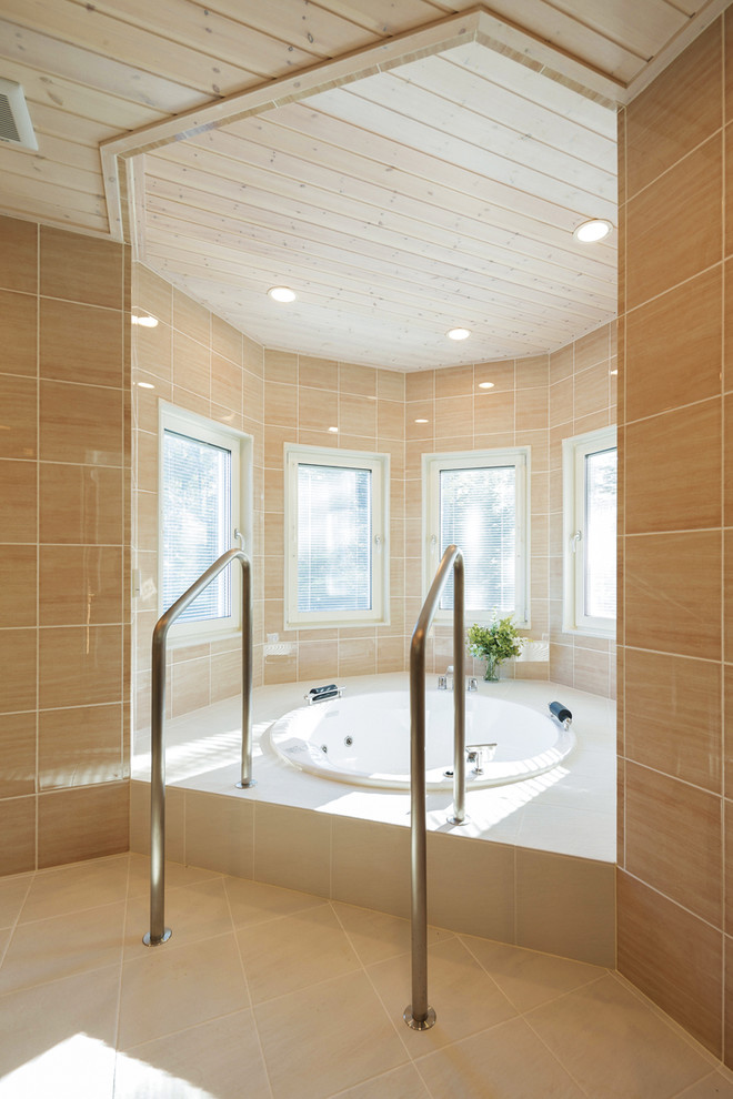 Идея дизайна: большая главная ванная комната в классическом стиле с гидромассажной ванной, оранжевой плиткой, керамогранитной плиткой, оранжевыми стенами, полом из керамогранита и оранжевым полом
