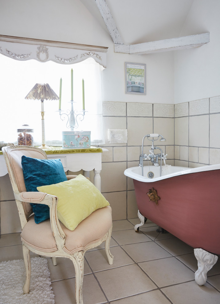 Idéer för ett shabby chic-inspirerat badrum, med ett badkar med tassar, beige kakel, vita väggar och grått golv