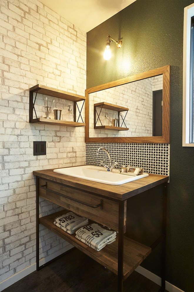 На фото: ванная комната в стиле лофт с открытыми фасадами, фасадами цвета дерева среднего тона, плиткой мозаикой, черными стенами, накладной раковиной, столешницей из дерева, черным полом и коричневой столешницей
