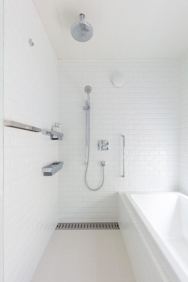 東京23区にあるコンテンポラリースタイルのおしゃれな浴室 (コーナー型浴槽、オープン型シャワー、白い壁、白い床、オープンシャワー) の写真