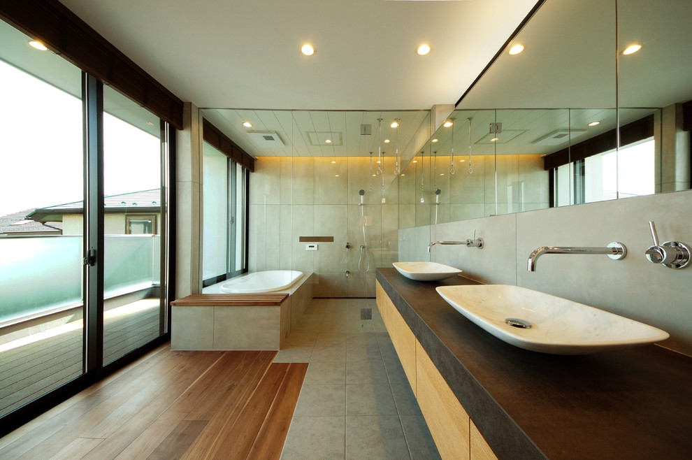 Immagine di una stanza da bagno contemporanea con ante lisce, ante in legno scuro, vasca ad angolo, doccia aperta, pareti beige, lavabo a bacinella, pavimento multicolore e doccia aperta