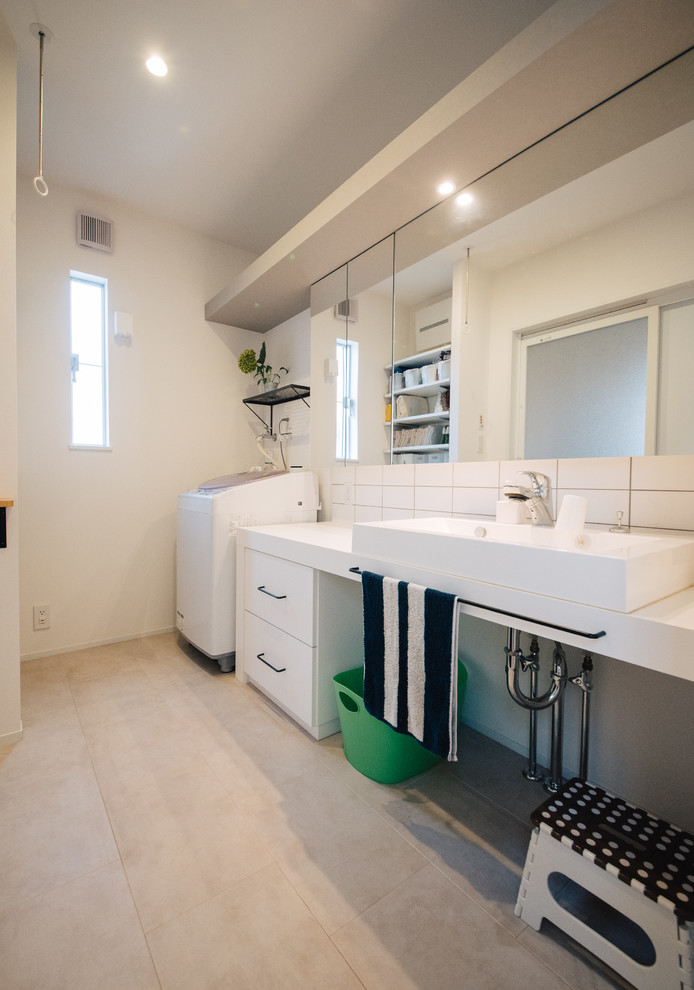 他の地域にあるコンテンポラリースタイルのおしゃれな浴室 (白いタイル、磁器タイル、ベージュの床、白い壁、ベッセル式洗面器) の写真