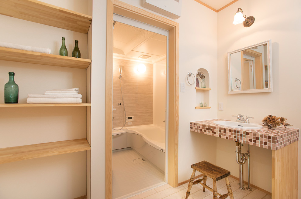 Стильный дизайн: ванная комната в восточном стиле с угловой ванной, открытым душем, белыми стенами, деревянным полом, накладной раковиной и бежевым полом - последний тренд