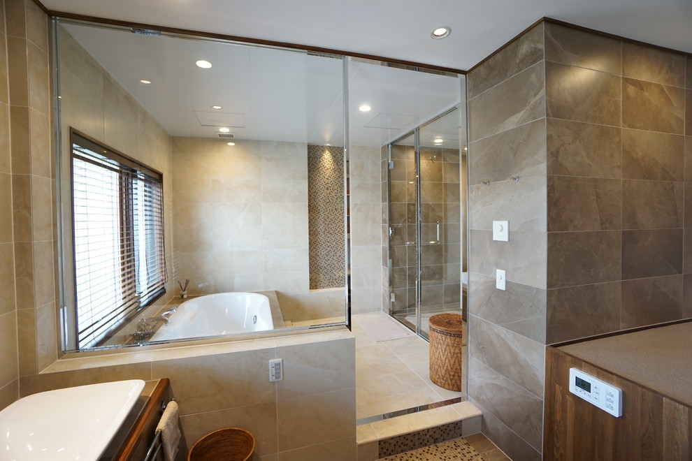 Cette image montre une grande salle de bain traditionnelle avec une baignoire d'angle, un mur beige, un sol en marbre, un sol beige et une cabine de douche à porte battante.