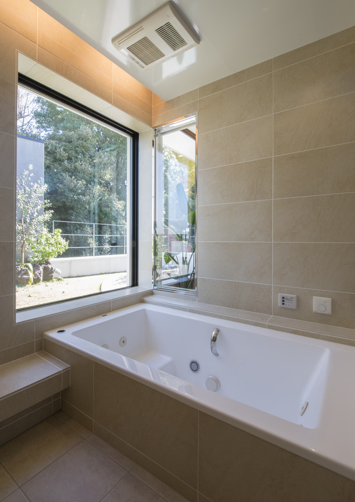 Diseño de cuarto de baño moderno con bañera esquinera y suelo beige