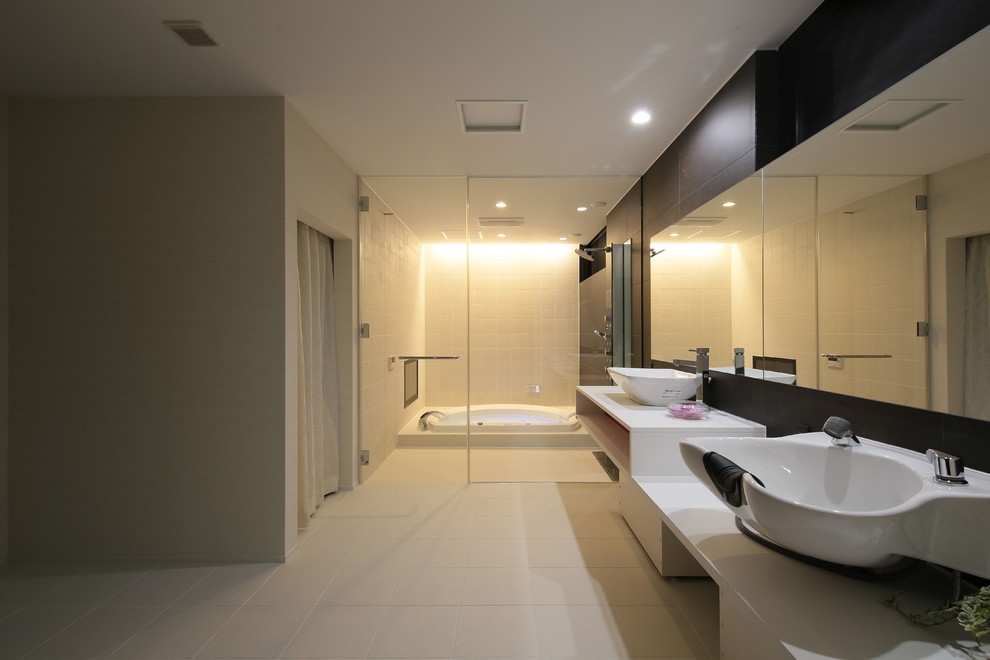 他の地域にある広いコンテンポラリースタイルのおしゃれな浴室 (オープンシェルフ、白いキャビネット、ドロップイン型浴槽、オープン型シャワー、ベッセル式洗面器、ベージュの床、オープンシャワー) の写真