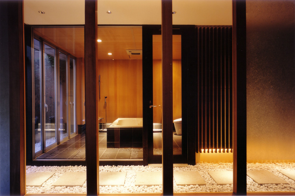 Réalisation d'une salle de bain principale asiatique avec une baignoire indépendante, une douche ouverte, un mur marron, un sol gris, aucune cabine et un sol en carrelage de céramique.