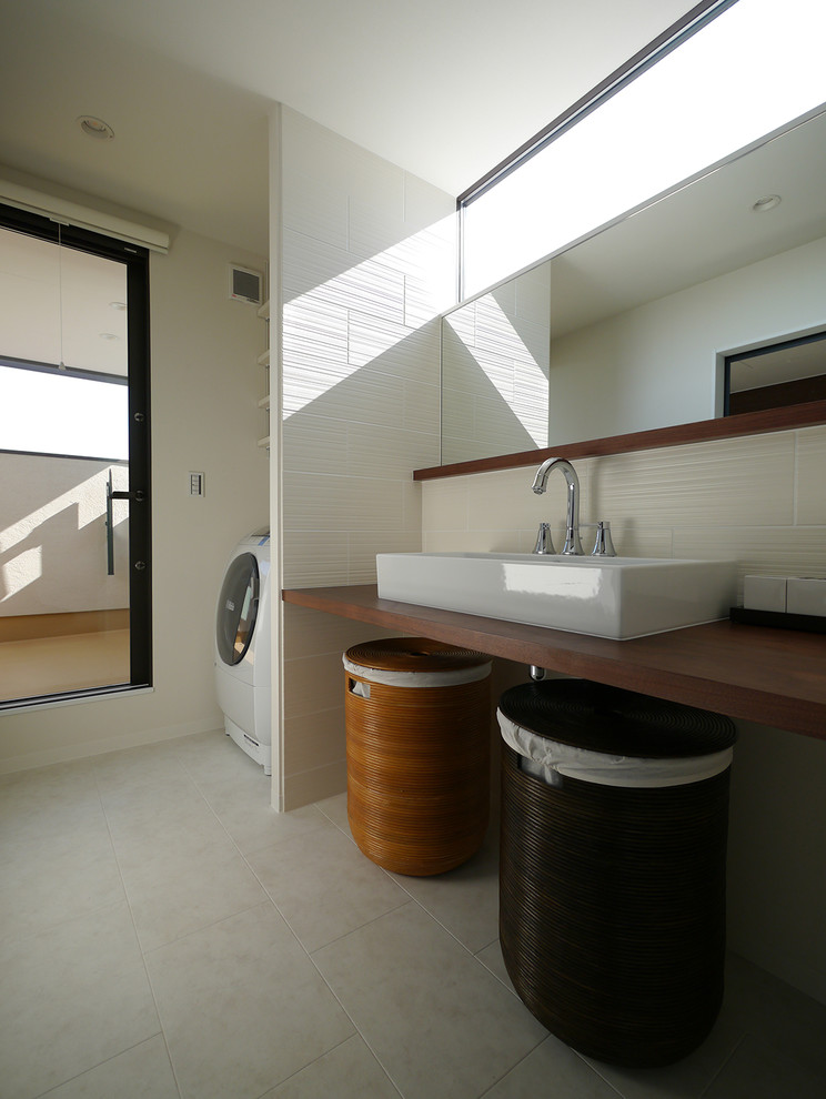 Пример оригинального дизайна: ванная комната в современном стиле с белыми стенами и фасадами цвета дерева среднего тона