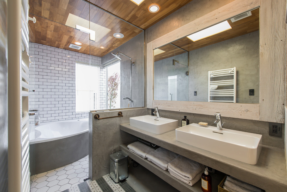 Modernes Badezimmer mit offenen Schränken, grauen Schränken, Eckbadewanne, offener Dusche, bunten Wänden, Beton-Waschbecken/Waschtisch, weißem Boden, offener Dusche und grauer Waschtischplatte in Tokio