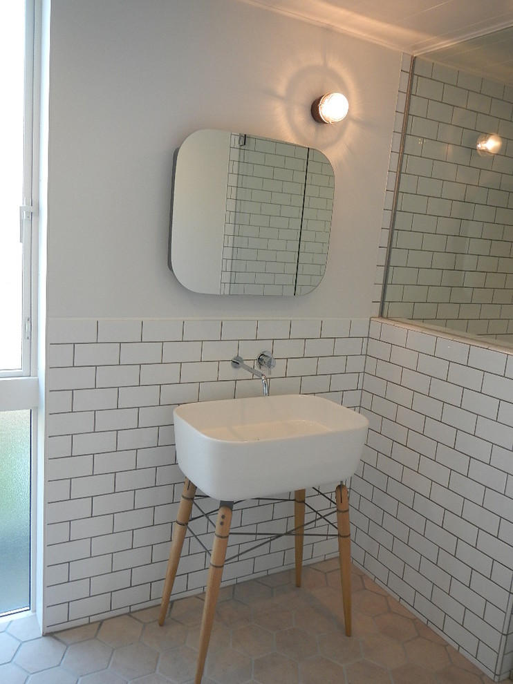 Ejemplo de cuarto de baño asiático con baldosas y/o azulejos blancos y baldosas y/o azulejos de cemento