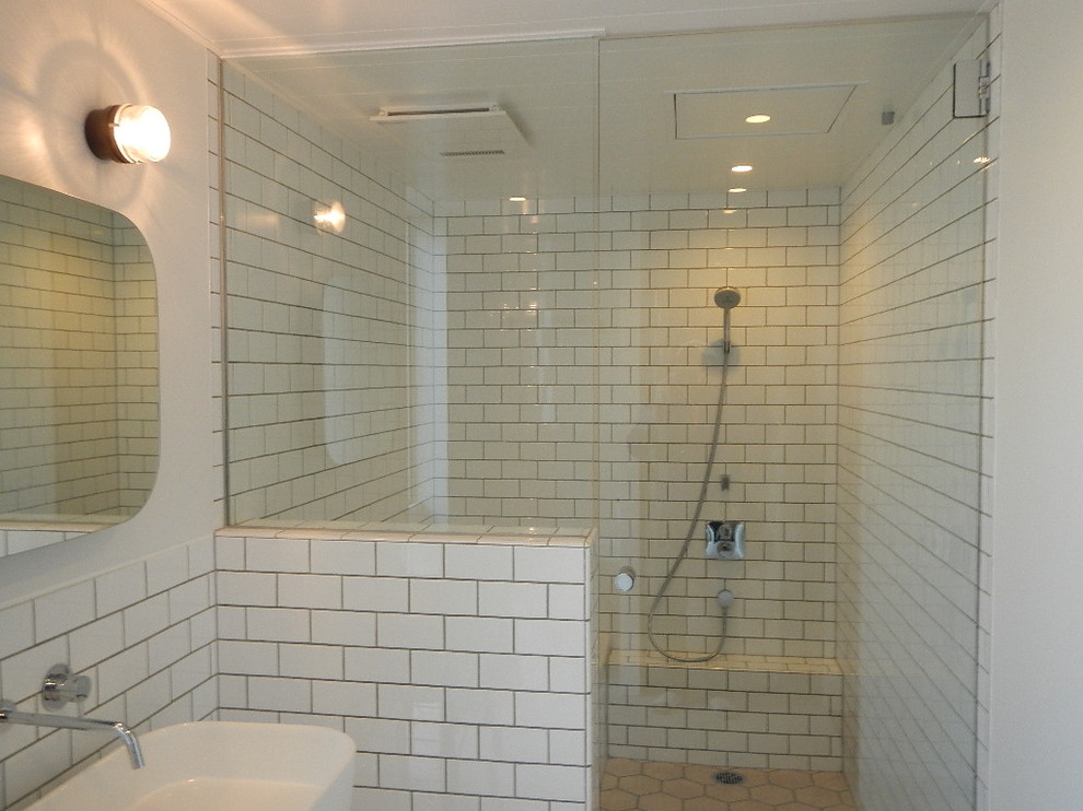 Cette image montre une salle de bain minimaliste avec un carrelage blanc et un carrelage métro.
