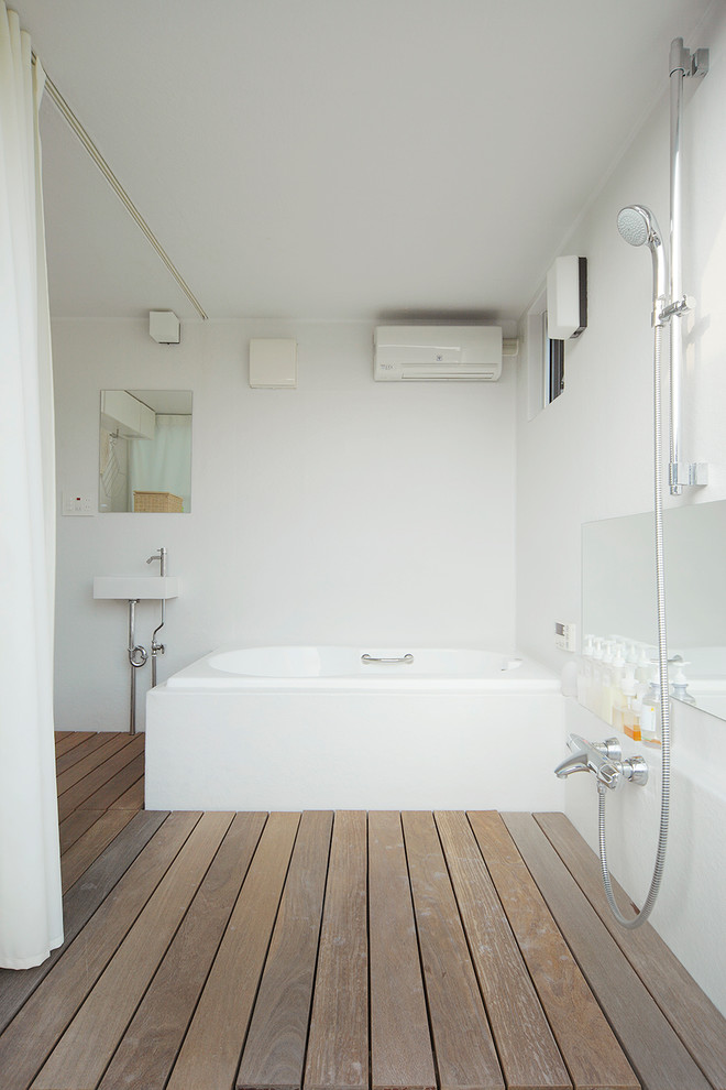 東京23区にあるビーチスタイルのおしゃれな浴室の写真