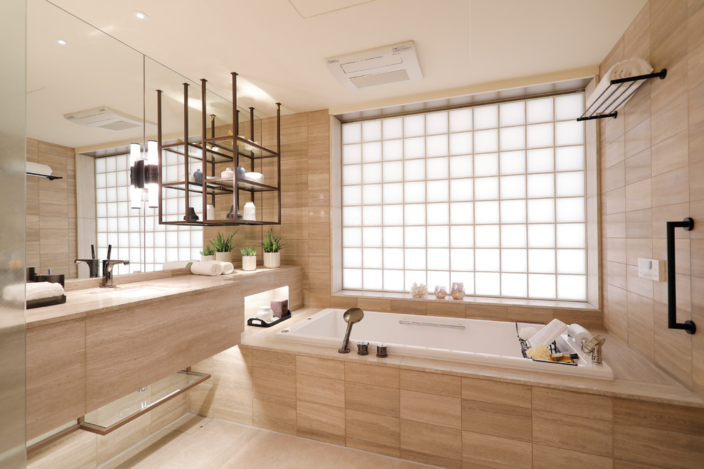 東京23区にあるモダンスタイルのおしゃれな浴室の写真