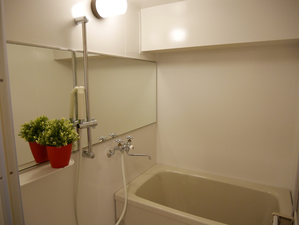 На фото: ванная комната в стиле шебби-шик с синими стенами и полом из фанеры с