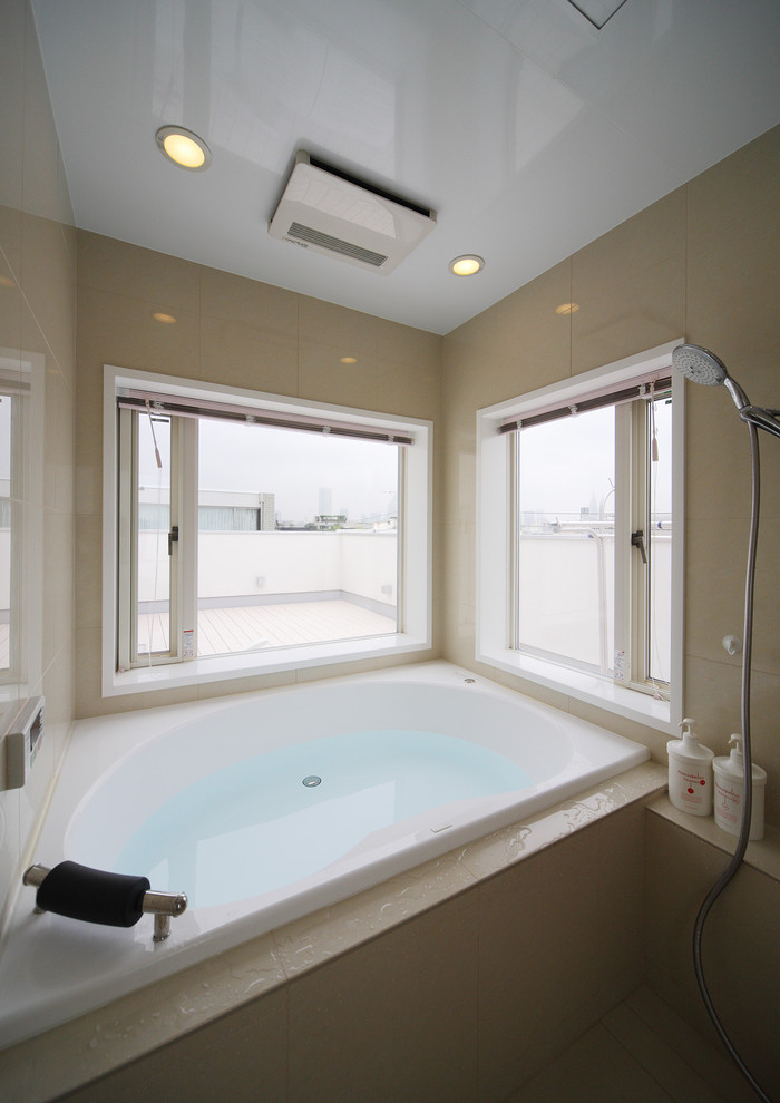 Imagen de cuarto de baño principal contemporáneo con jacuzzi, paredes beige y baldosas y/o azulejos beige
