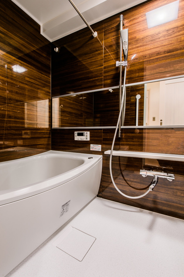 Imagen de cuarto de baño asiático con paredes marrones