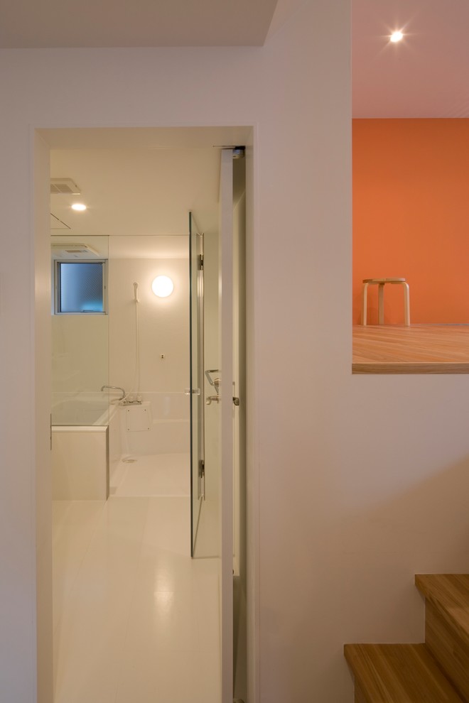 Immagine di una piccola stanza da bagno moderna con ante lisce, ante bianche, zona vasca/doccia separata, WC monopezzo, pareti bianche, lavabo a bacinella e doccia aperta