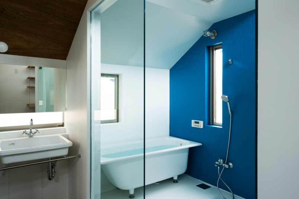 Inspiration för små moderna en-suite badrum, med öppna hyllor, ett fristående badkar, våtrum, en toalettstol med separat cisternkåpa, vit kakel, vita väggar, ett väggmonterat handfat, vitt golv och dusch med skjutdörr