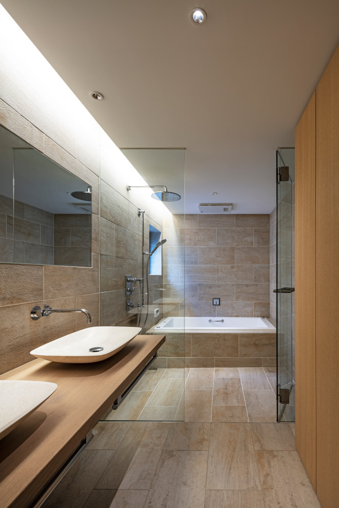 Idées déco pour une salle de bain principale moderne avec un carrelage beige et meuble double vasque.