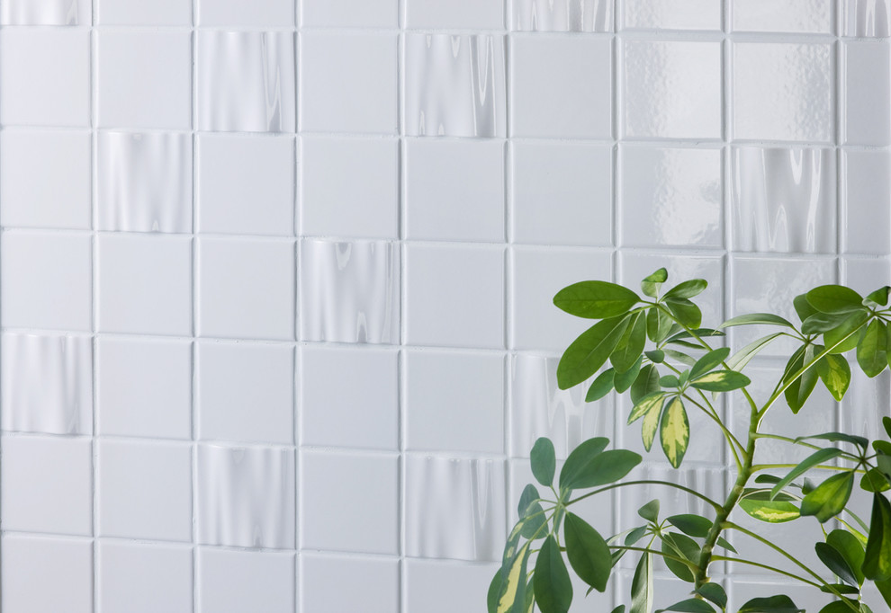 Foto de cuarto de baño escandinavo con baldosas y/o azulejos blancos y baldosas y/o azulejos de porcelana