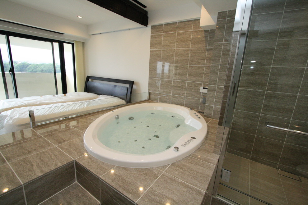 他の地域にある地中海スタイルのおしゃれな浴室 (ベージュの壁、セラミックタイルの床、ベージュの床) の写真