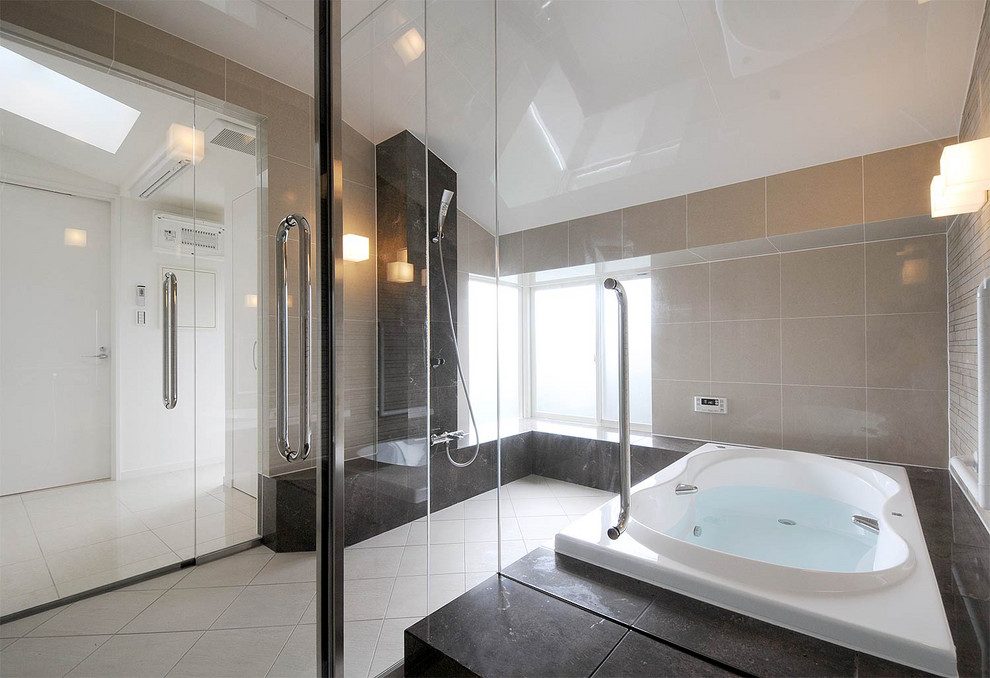Diseño de cuarto de baño principal clásico con armarios tipo vitrina, ducha abierta, baldosas y/o azulejos beige, paredes beige, suelo beige y ducha abierta