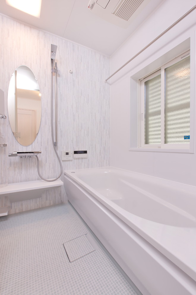 他の地域にあるモダンスタイルのおしゃれなマスターバスルーム (シャワー付き浴槽	、ピンクのタイル、茶色い床) の写真