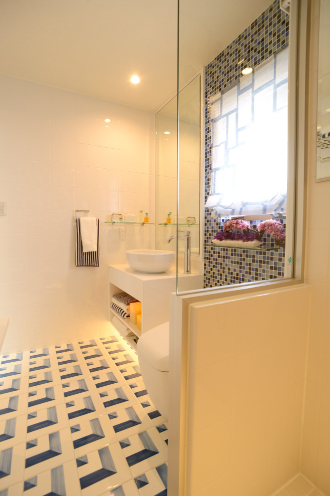 Kleines Modernes Duschbad mit verzierten Schränken, weißen Schränken, Doppeldusche, Toilette mit Aufsatzspülkasten, blauen Fliesen, Mosaikfliesen, weißer Wandfarbe, Porzellan-Bodenfliesen, Aufsatzwaschbecken, blauem Boden, Falttür-Duschabtrennung und weißer Waschtischplatte in Tokio Peripherie