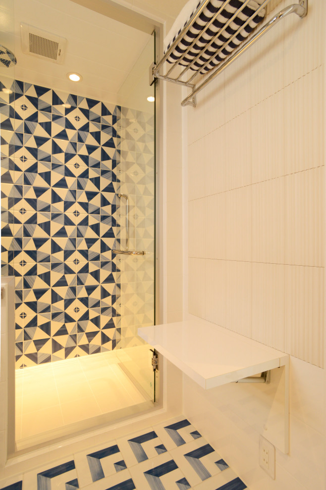 Inspiration för små moderna vitt badrum med dusch, med möbel-liknande, vita skåp, en dubbeldusch, en toalettstol med hel cisternkåpa, blå kakel, mosaik, vita väggar, klinkergolv i porslin, ett fristående handfat, blått golv och dusch med gångjärnsdörr